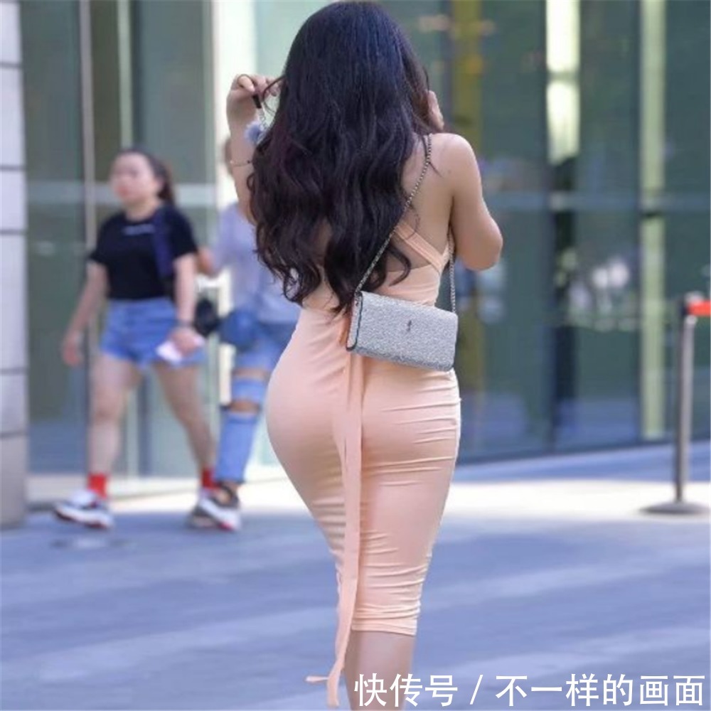 穿搭|穿“无痕”连衣裙的女神，气场波及了整个街区！