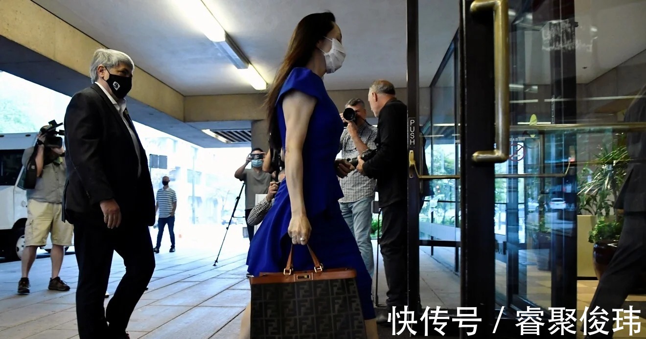 出庭|孟晚舟休息两天后再次出庭!穿一字肩蓝裙秀细腰,微微一笑女王范