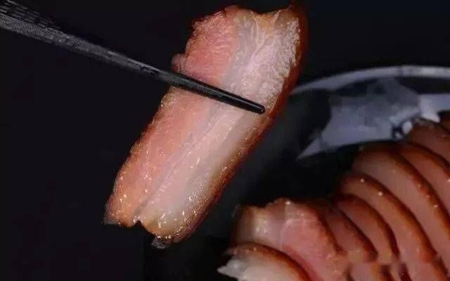 猪肉|农村大妈用40年的土方法腌腊肉,不晒不熏,腊肉鲜美紧实又入味