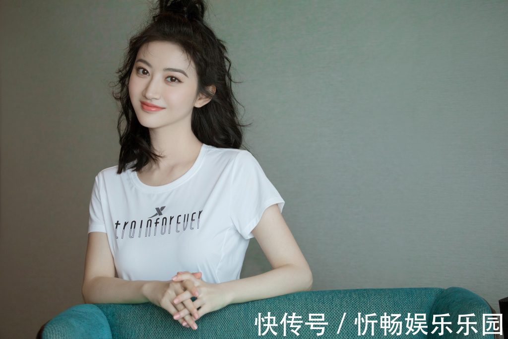 t恤|奔三奔四女性留什么样发型好看,明白几点发型知识就够,年轻貌美