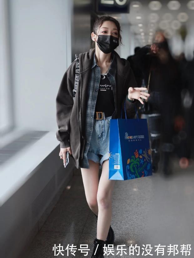 明艳动人|希林娜依高懂如何吸引男粉,顶“禁欲脸”穿三分裤,谁看谁心动