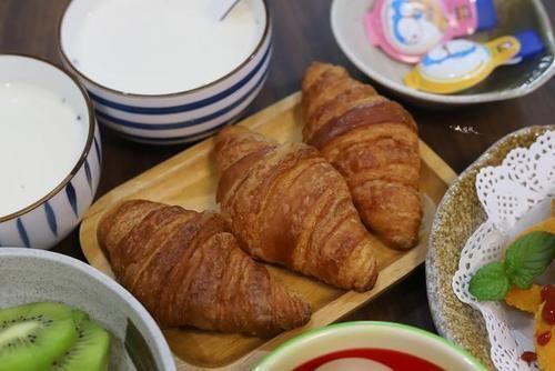 牛角面包|早餐不吃粥，牛奶面包更营养，晒晒我家孩子的早餐，美味又健康