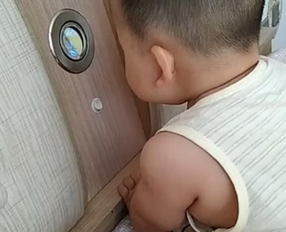 可爱|宝宝好奇心十足，一个开关也能研究一天，接下来的一幕太可爱了