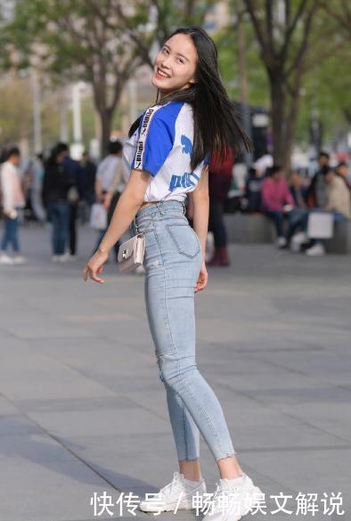 白色短袖搭配破洞牛仔裤,青春活力,笑容迷人