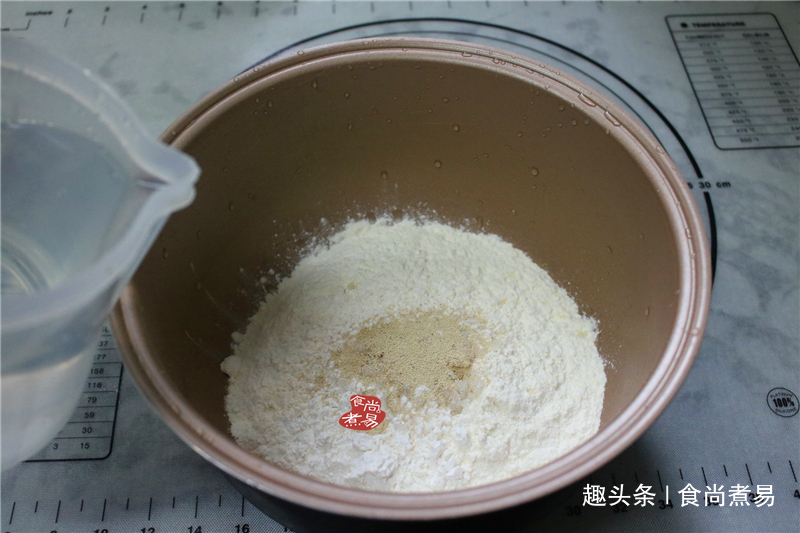 首次做这款花卷,新手也能快速学会,表面蓬松柔软,底部香酥脆口