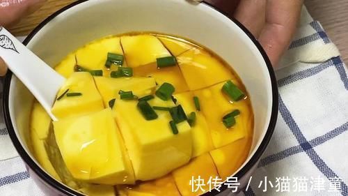 口感|蒸鸡蛋羹切记直接上锅蒸，大厨教你一招，口感嫩得像豆腐，无蜂窝