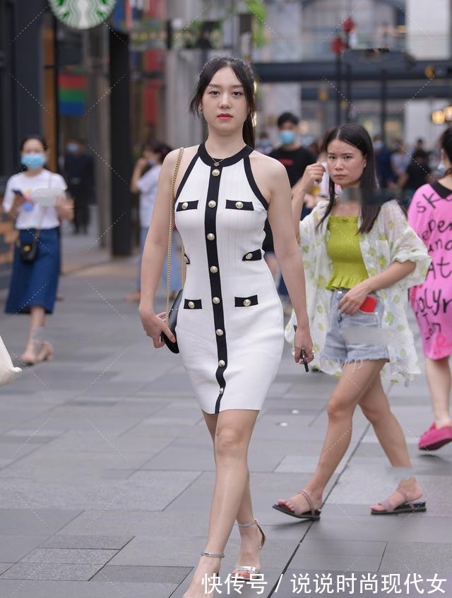 法式 法式名媛风针织连衣裙搭配银色高跟鞋,简约贵气,复古时尚!