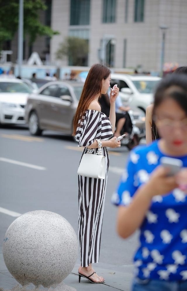 时尚穿搭,美女衣服还带有小露香肩的设计,方便又时尚