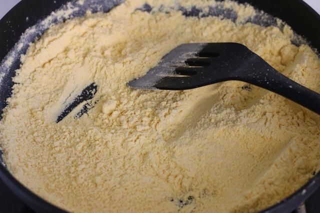 把1斤玉米面这样炒下,1周的早餐就有了,早起冲1碗,暖心又暖胃