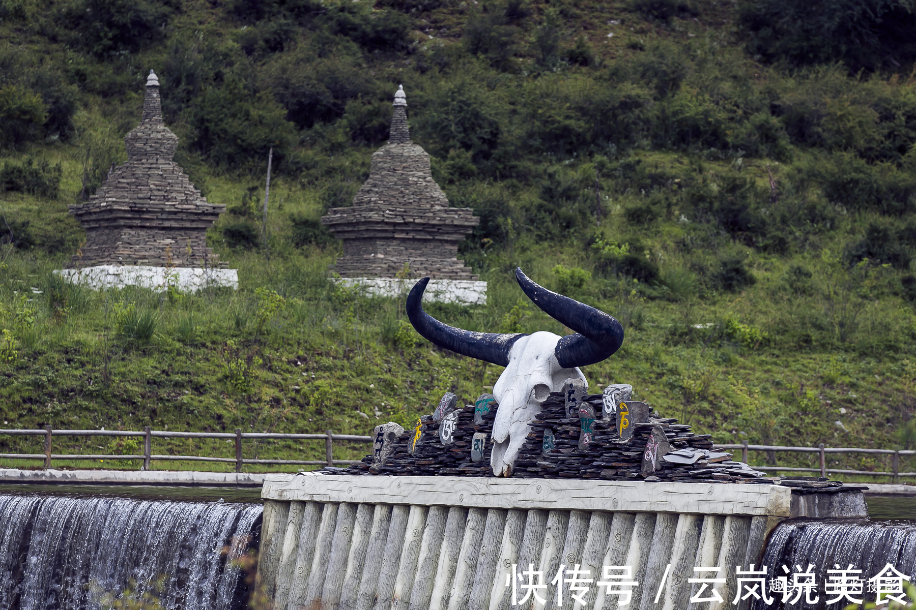 门源|青海门源这条瀑布很神奇，从悬崖山洞流出，峭壁上达摩像若影若现