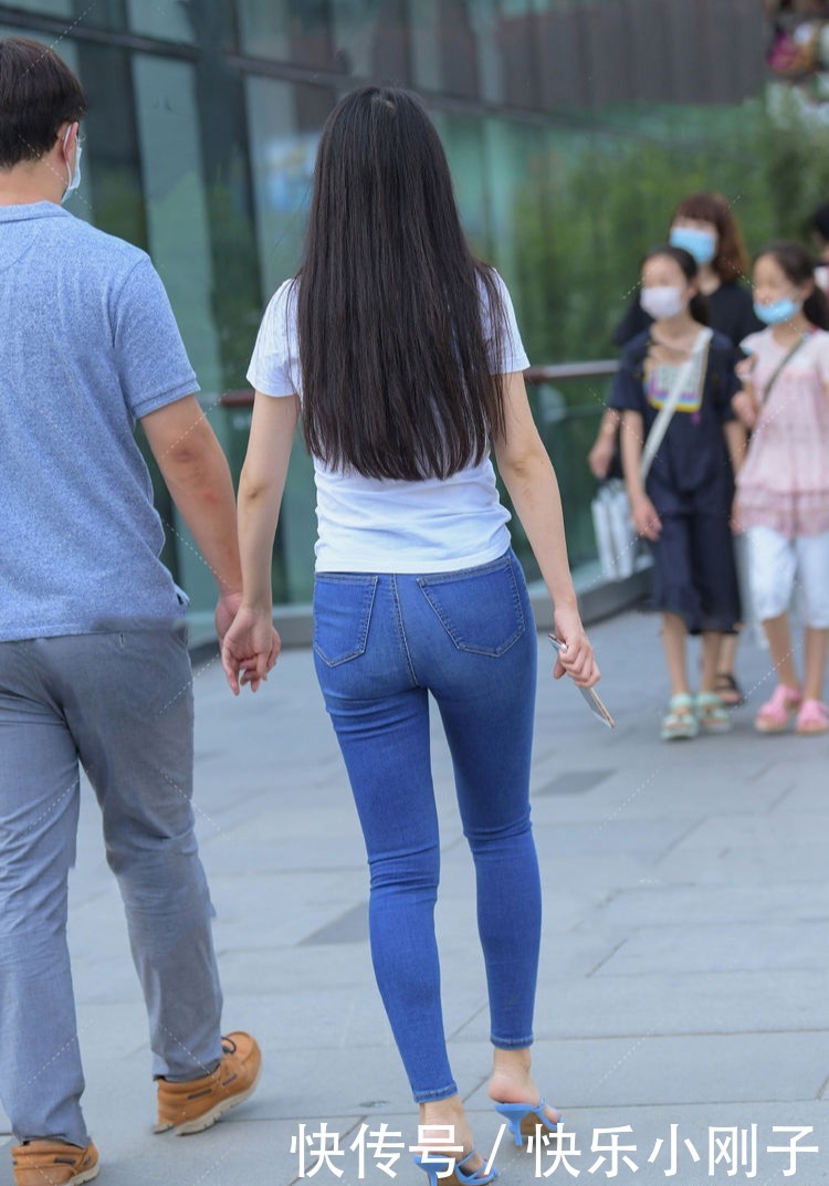 休闲风装扮增添了优雅的格调，配上一袭直长发，一种潇洒靓丽的美