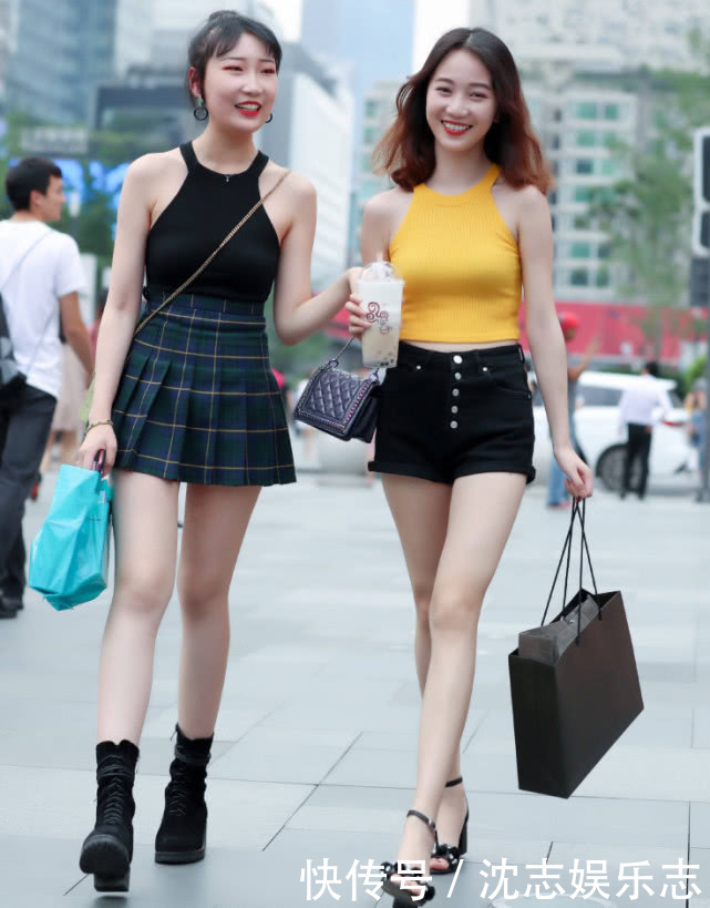 双胞胎|姐妹穿同款逛街,就连细节都一模一样,所以到底是不是双胞胎