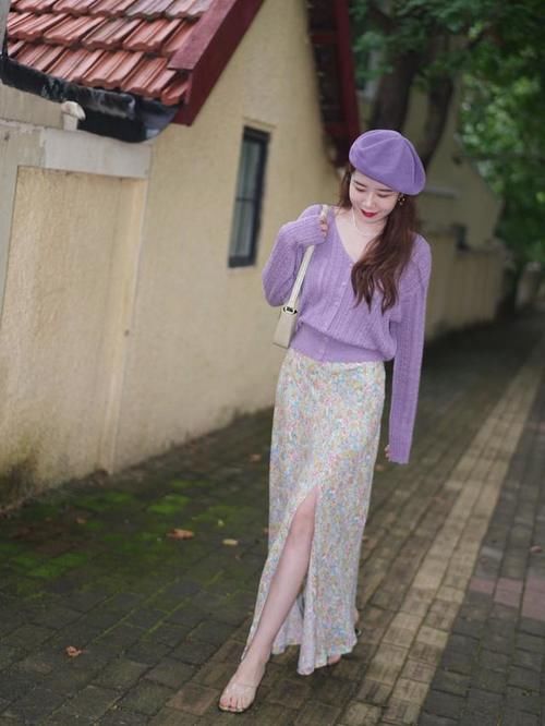 早春流行穿搭是这样的：针织衫+碎花半裙，时髦又优雅，你也试试