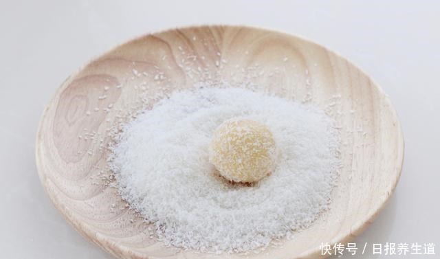 椰蓉球|做这小甜点无需基础,金黄诱人、椰香十足,一口一口根本停不下来
