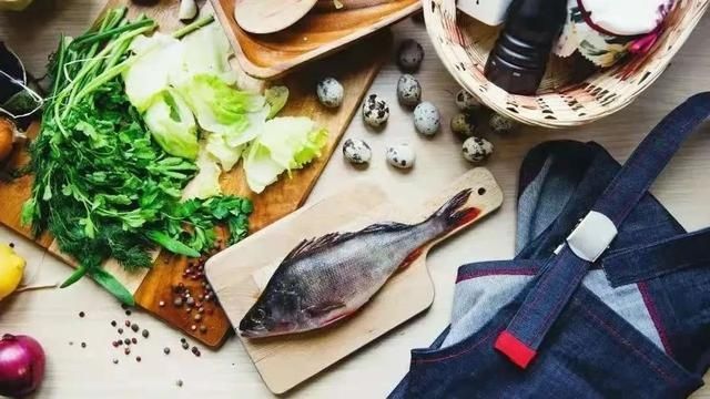 鱼类|鲫鱼、黑鱼、三文鱼…哪种鱼才是“营养冠军”？聪明人这样吃，功效翻倍