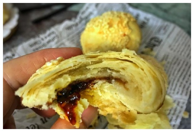 这饼酥得直掉渣,咬一口还爆浆,学会了,再也不用去排队买了