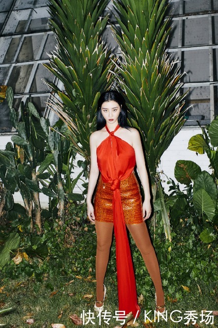 搭配|“清冷美人”赵小棠,穿深V领连衣裙,大秀完美身姿超吸睛