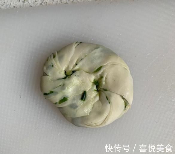 葱油饼|饺子皮吃出新花样,10分钟的快手早餐,香酥脆,好吃极了