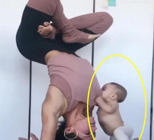宝宝|妈妈在家练倒立瑜伽，宝宝的举动太萌了，让妈妈忍不住笑了