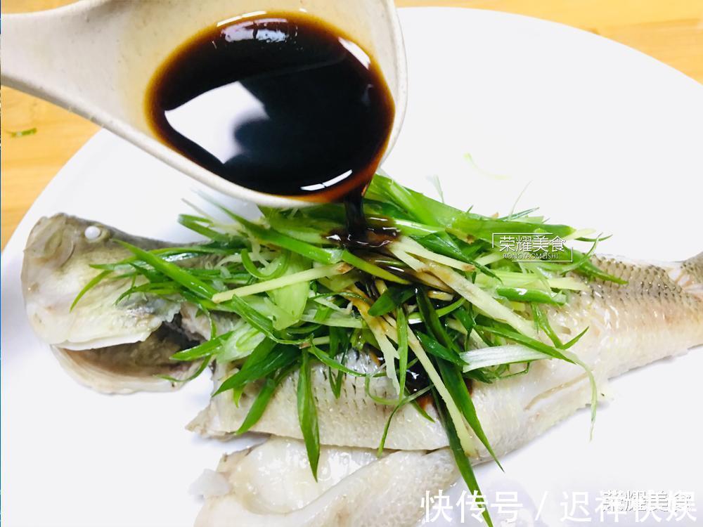 清蒸鲈鱼时,放盐和料酒就错了,教你正确做法,鱼肉鲜嫩没有腥味