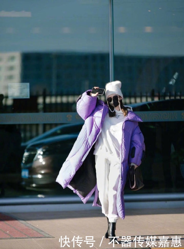 怎么才能将保暖利落的长款羽绒服穿出范呢!这样穿,优雅又精致