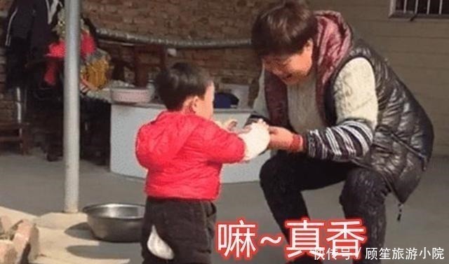 萌娃|一岁半萌娃满街跑,穿着尿不湿“蹭吃蹭喝”,走路的样子萌翻网友