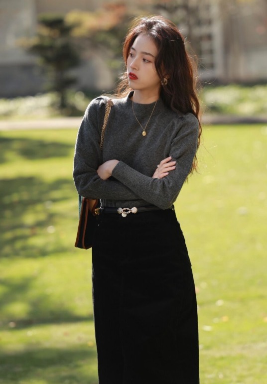 冬天|冬天也要穿的好看精致,试试“针织衫+半身裙”,氛围感觉了!