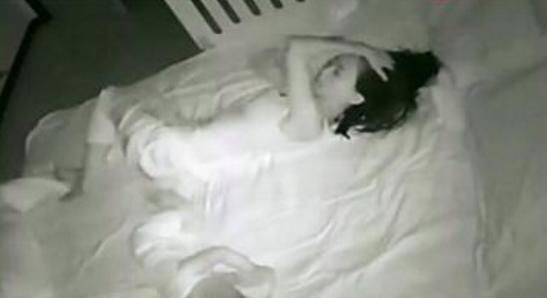 妈妈|5岁女儿自己睡2米大床,却总说“很挤”,妈妈看完监控后泪目