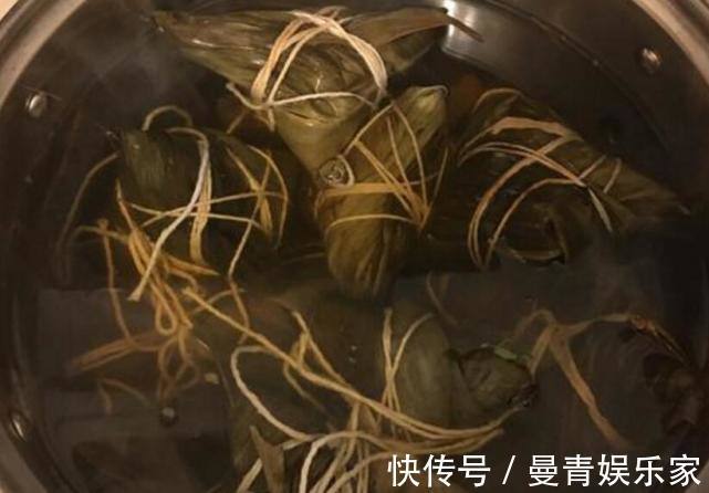 煮粽子是“冷水”还是“热水”下锅，很多人做错了，难怪煮开花！