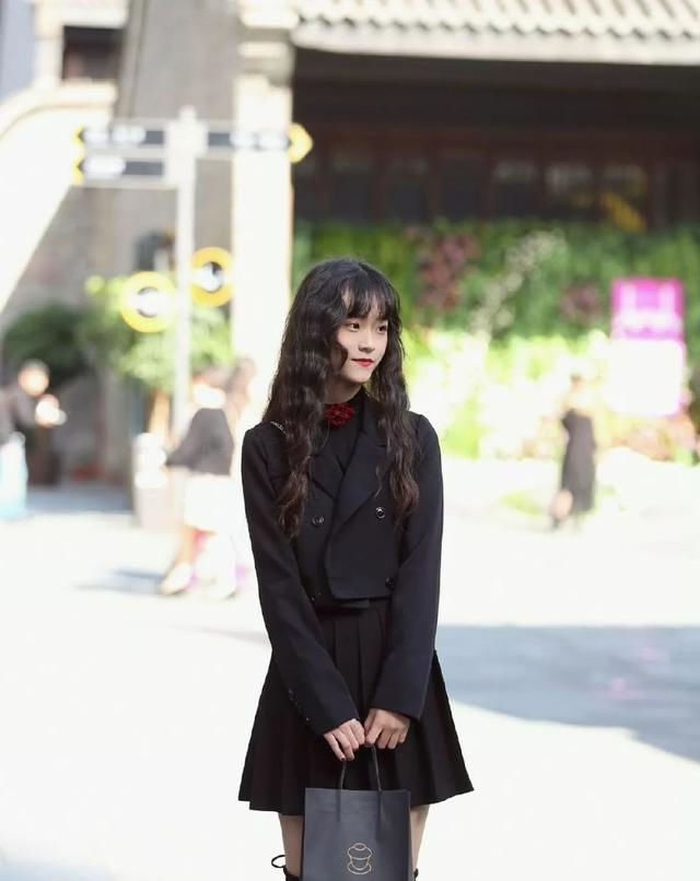 路人街拍,靓女黑色T恤搭配白色裤子,衬托好身材