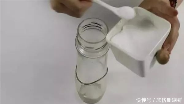 杯子的底部不好清洁,教你一招不用刷,杯子洁净如新!