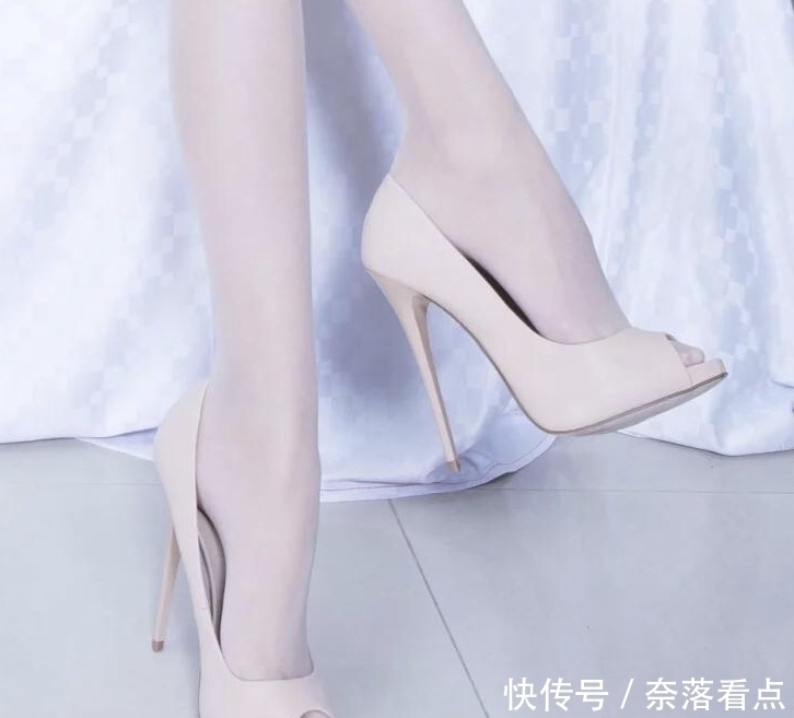 丝袜|超薄肉色丝袜搭配性感高跟鱼嘴鞋,看上去干练大气,不失柔美知性
