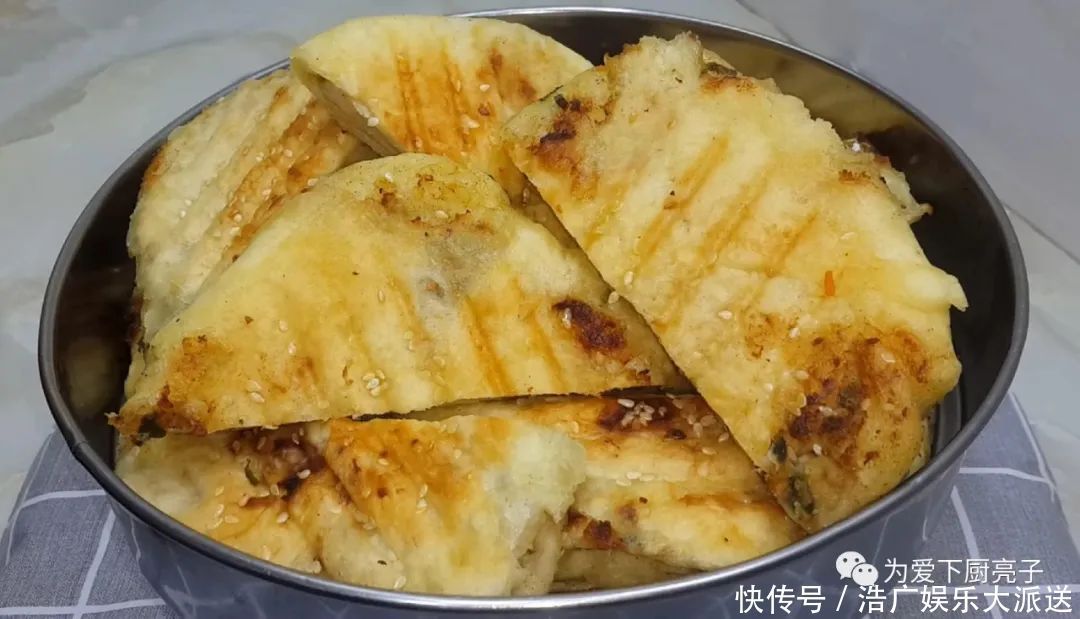  鸡蛋|土豆别再炒着吃了，撒1把葱花，比鸡蛋饼还香，出锅孩子都抢着吃