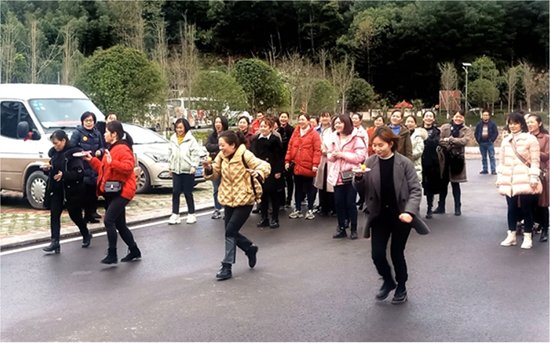 赏花游戏泡温泉 三八妇女节湖南新宁崀山游客嗨翻天