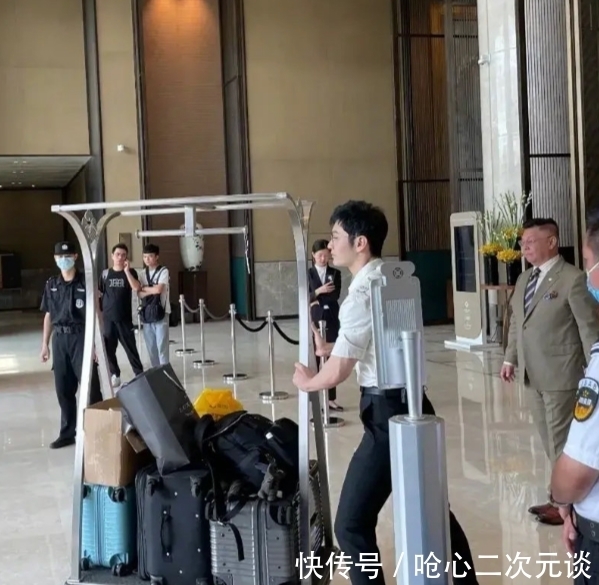 冯绍峰|赵丽颖录制《中餐厅》路透曝光，状态非常好，但这腿瘦得人心痛！