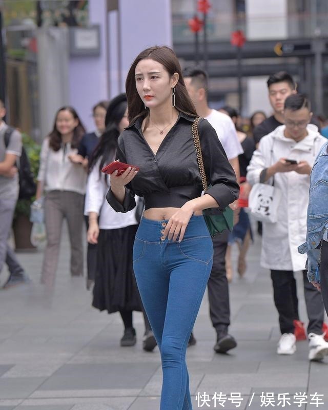 高腰 黑色运动内衣搭配蓝色复古牛仔打底裤，简单舒适，气质小巧玲珑！