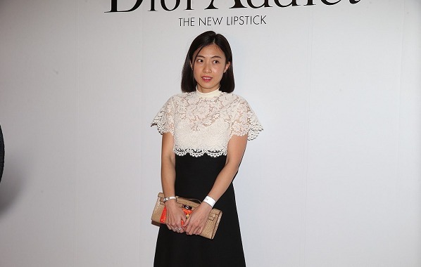 甘比|甘比这次穿对了,身穿一袭黑白色蕾丝拼接连衣裙亮相,优雅又大气