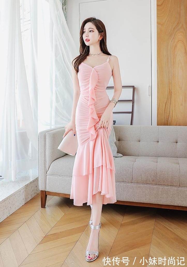 裙子|时尚穿搭:显瘦长裙还是吊带式荷叶边的鱼尾裙子,露背性感气质绝佳