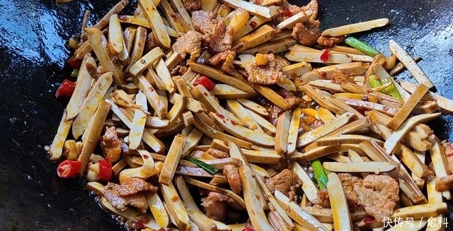 几块钱|几块钱的香干,和蒜苗、猪肉简单一炒,出锅下饭又美味