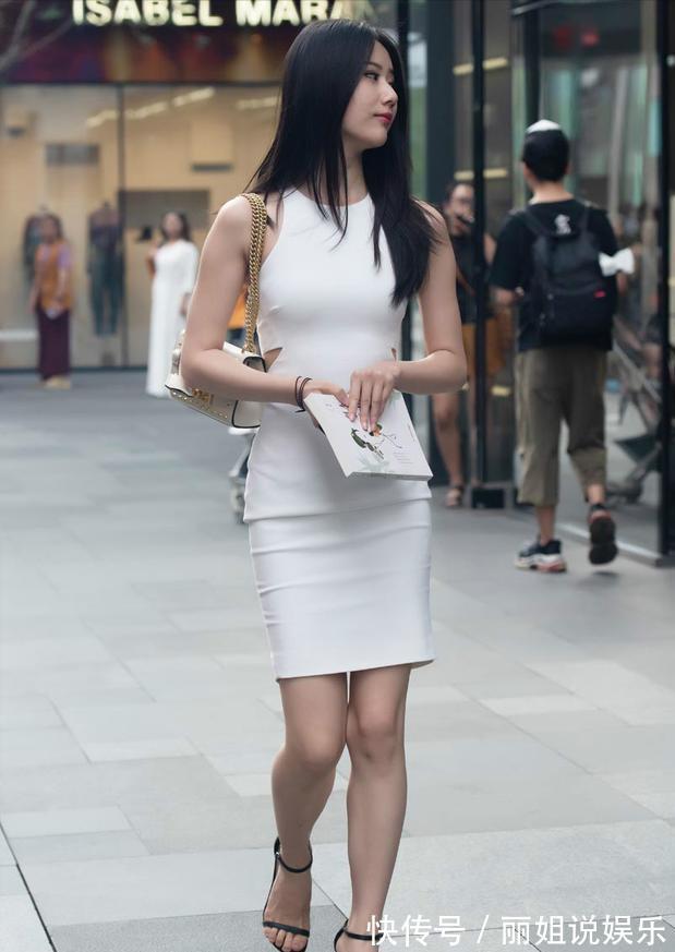 高跟鞋 白色连衣裙搭黑色高跟鞋，应该更有视觉冲击力，黑白配一直是经典