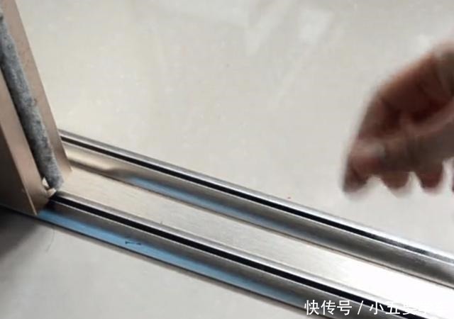 硬币|推拉门地轨清理难不用1滴水,拿个不值钱的它,来回滚一滚就行!