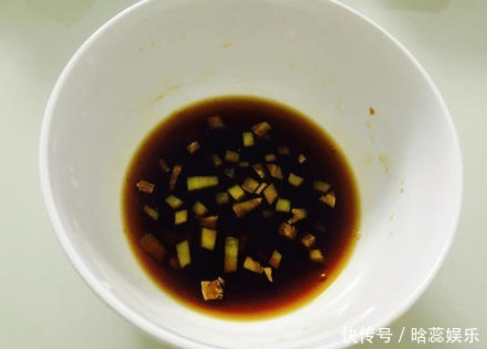 煮虾时，放油好还是放盐好大厨都不对，放它虾肉才会更鲜嫩！