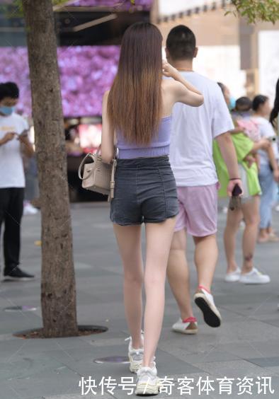 浅蓝色u型背心搭配黑色的高腰牛仔短裤,简单时尚,青春减龄