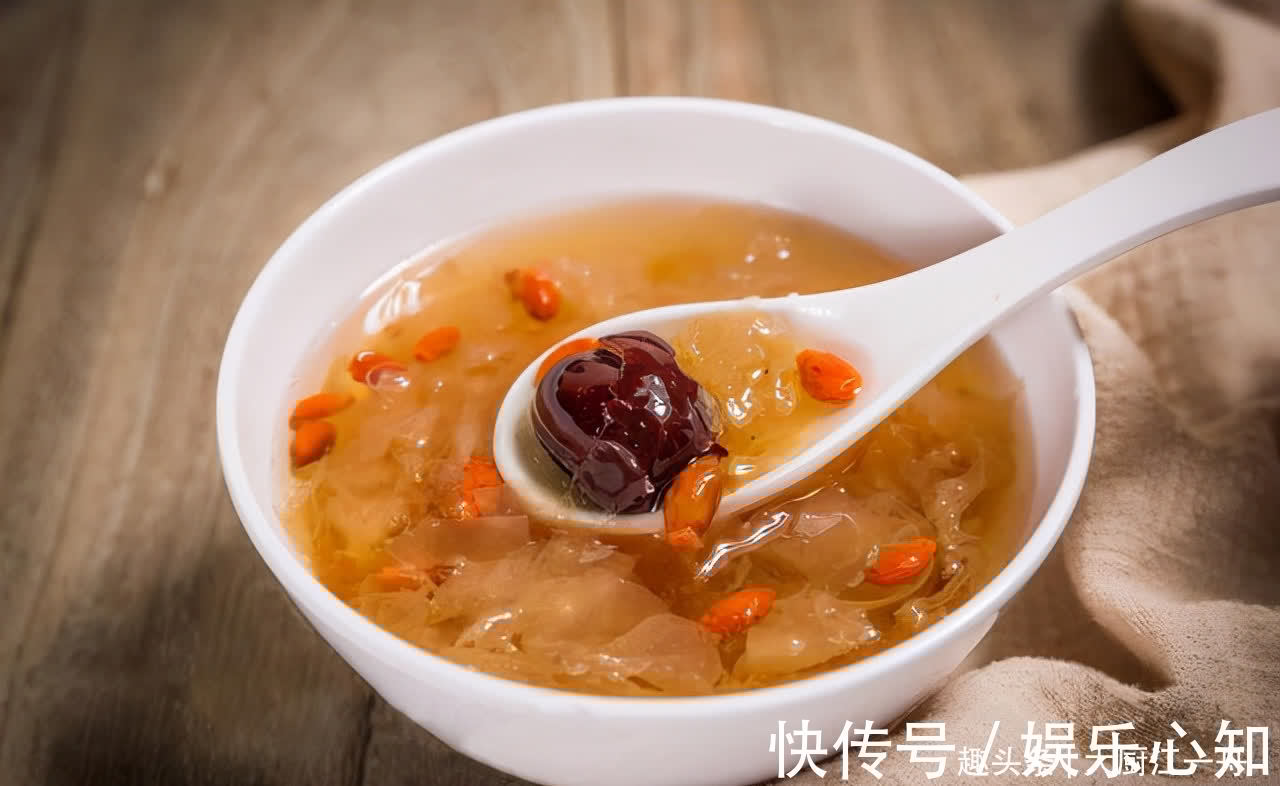 入秋后要多喝银耳汤,教你正确做法,银耳快速出胶,黏稠有营养