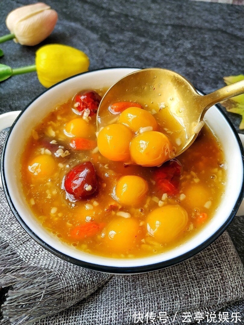 早餐为自己煮一碗南瓜酒酿小圆子，放点红糖，补血暖身，口感甜糯