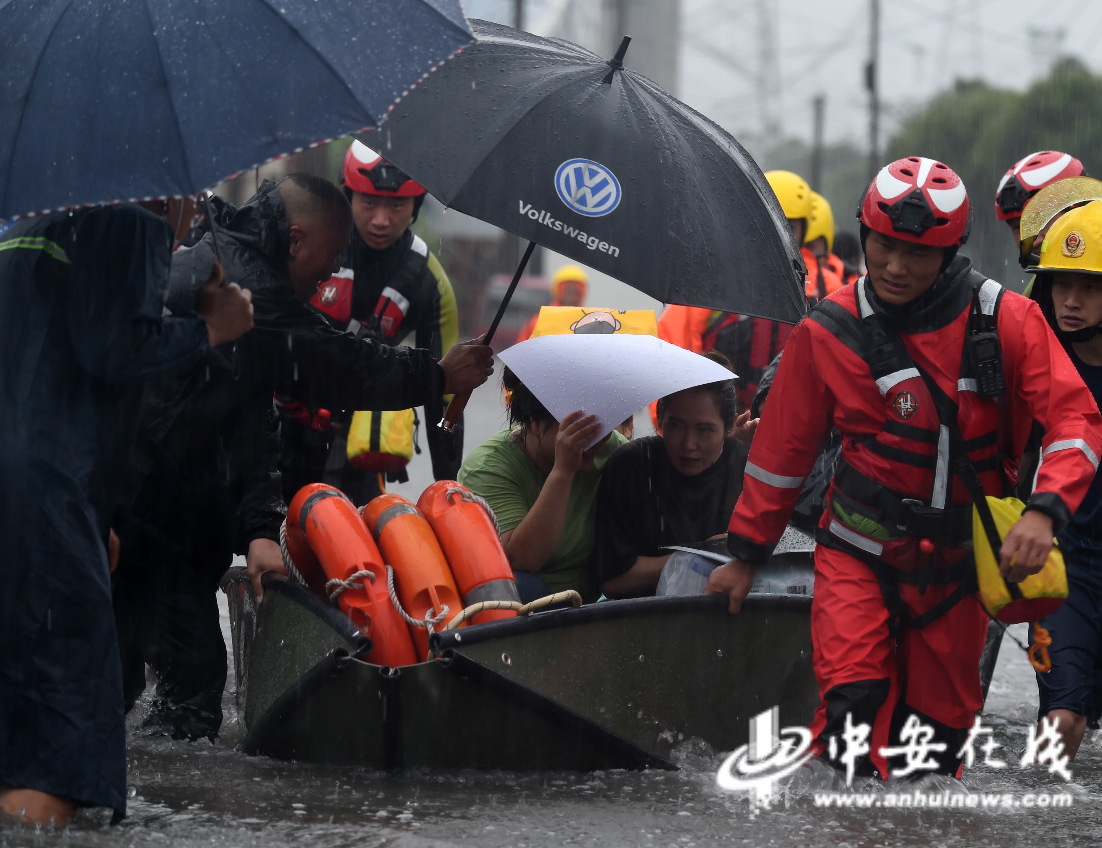 消防员|暴雨突袭 合肥消防紧急疏散63人