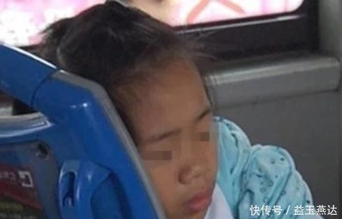 爸爸|老人丢掉男孩书包“逼让座”，孩子爸爸看到按住宝宝：坐好别动！