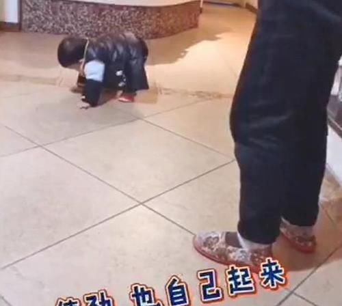 典范|孙儿摔倒在地赖皮不起,奶奶神操作,网友:这才是隔辈育儿典范