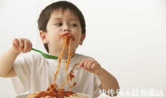 身体|孩子这么吃饭会损害身体的健康,家长要留心