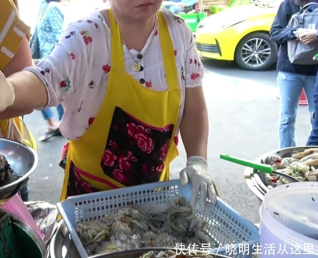 海鲜|马来西亚街头海鲜市场,螃蟹都是按筐来卖,直接拿起来就可以吃